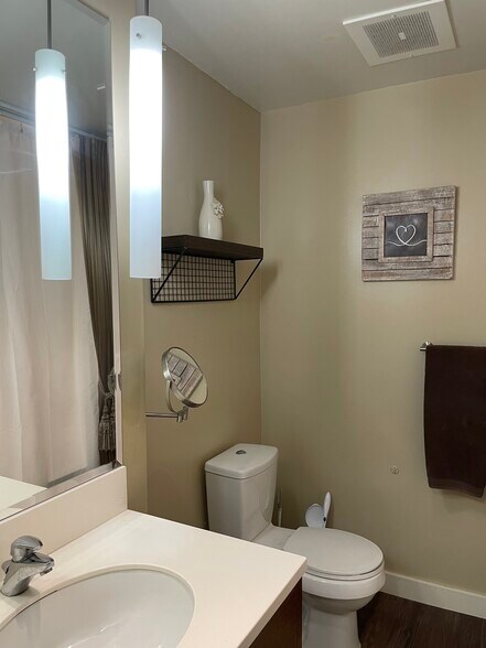 Bathroom - 3601 S River Pky