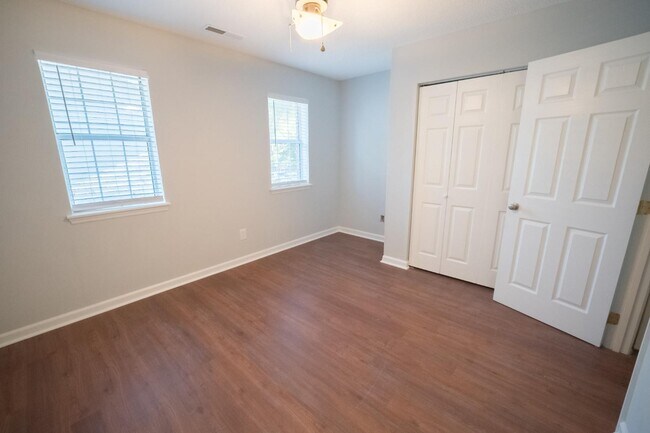 Building Photo - 942 Bonham Ave