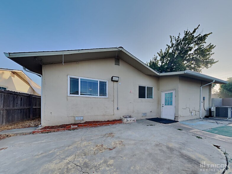 Building Photo - 916 Jacobsen St
