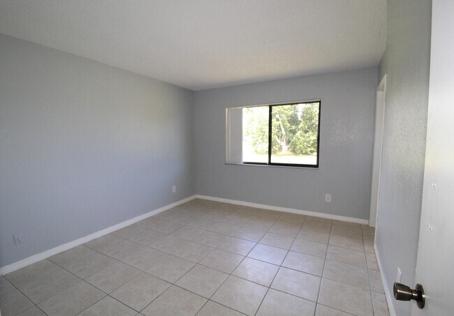 Building Photo - 2058 SE West Dunbrooke Cir