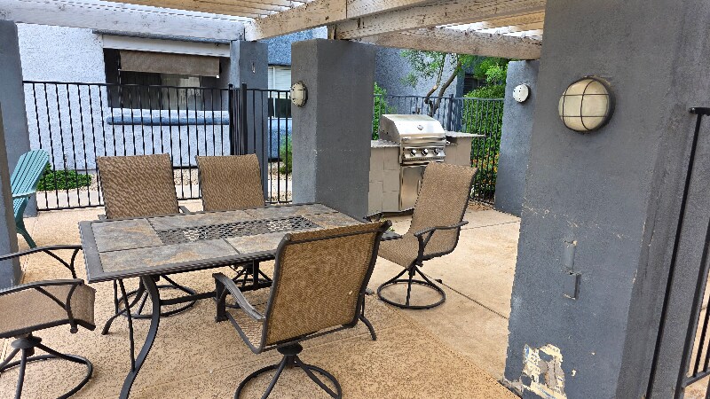 Building Photo - 4410 N Longview Ave