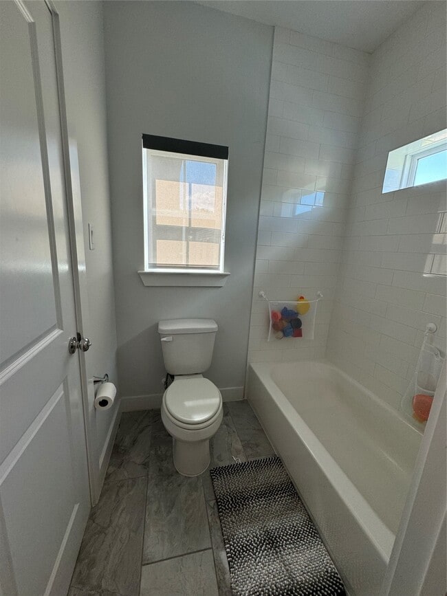 Building Photo - 412 N Live Oak St