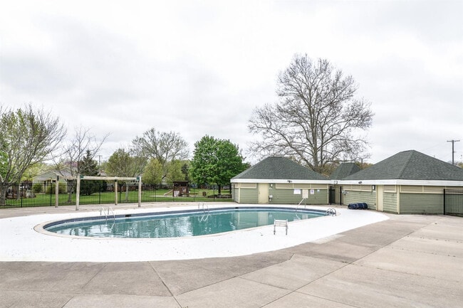 Building Photo - 2263 Parkwood Ave