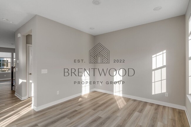 Building Photo - Move-In Ready Modern Townhome in Sought-Af...