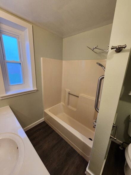 Full bathroom tub/shower - 111 Verbeke St