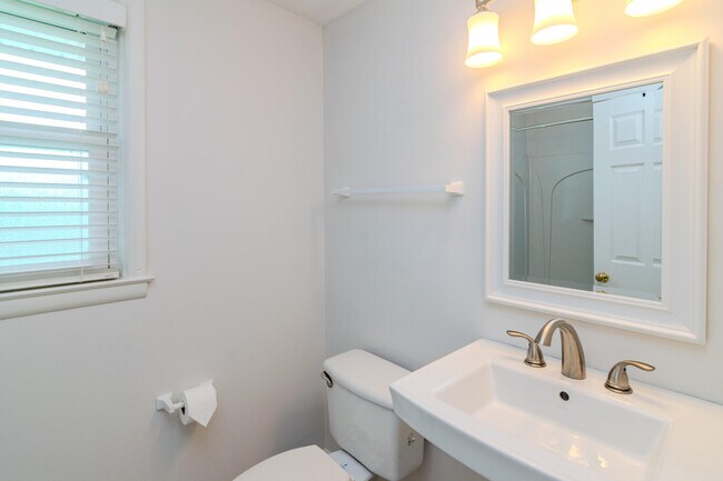 Building Photo - 282 Zandale Dr