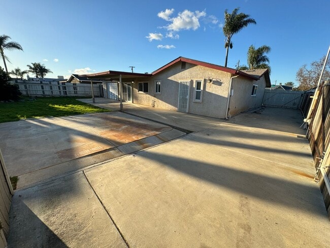 Building Photo - 3 bedroom - 2 bathroom