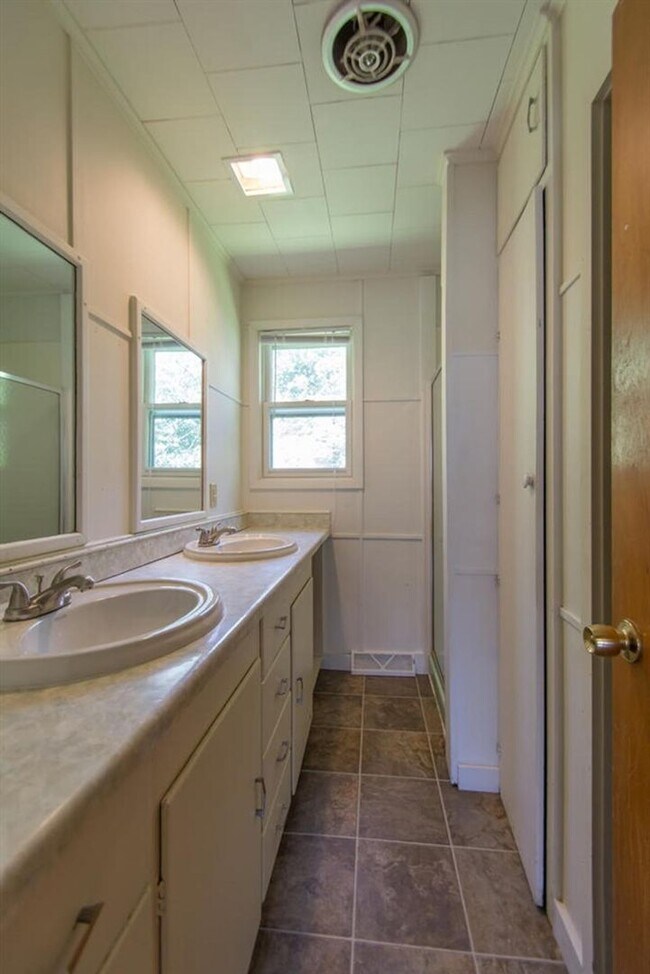 Building Photo - 3 bedroom, 1 bath Home: Available August 2026!