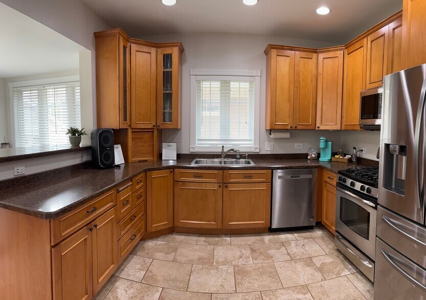 Kitchen - 4 N Pistakee Lake Rd
