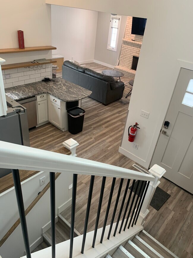 Building Photo - Executive Rental Furnished