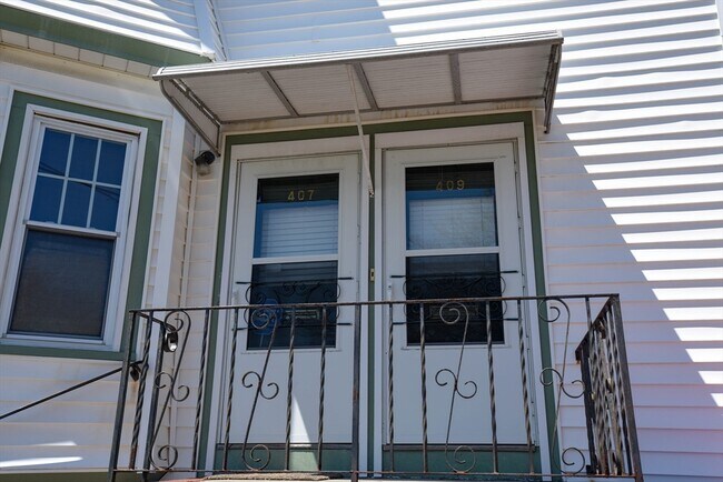 Building Photo - 407-409-409 Bolton St