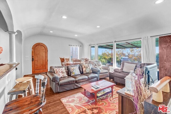 Building Photo - 212 3rd Ave