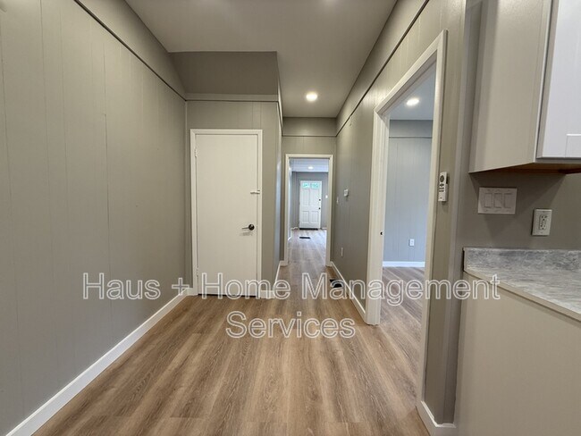 Building Photo - 403 Wall Ave