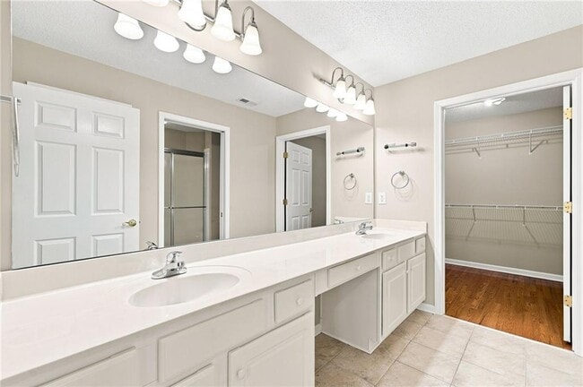 Building Photo - 3204 Village Ln