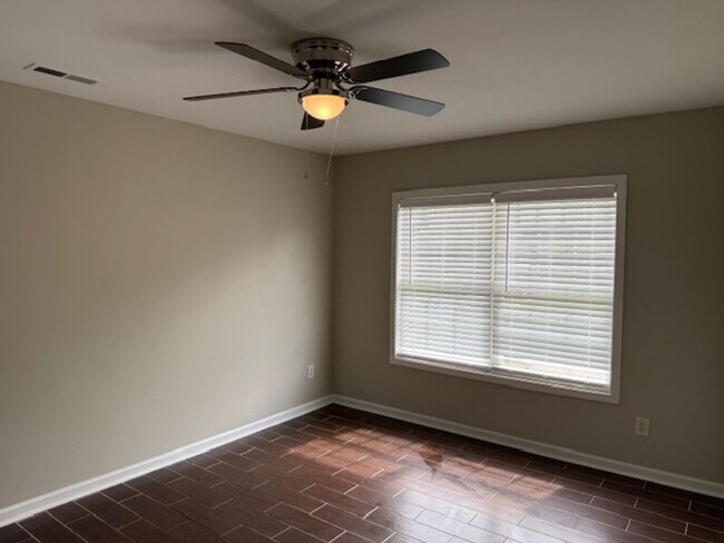 Building Photo - Available Now! MUST SEE!