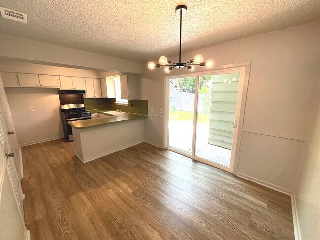 Building Photo - 5900 Glen Meadow Dr