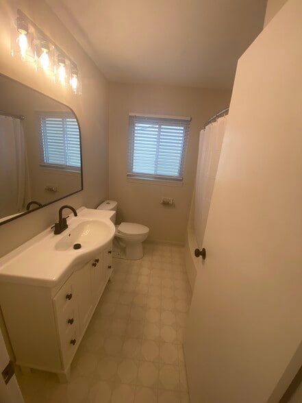 Building Photo - 1900 Holly Way