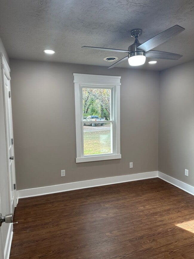 Building Photo - Country Ranch Style Home with attached Gar...