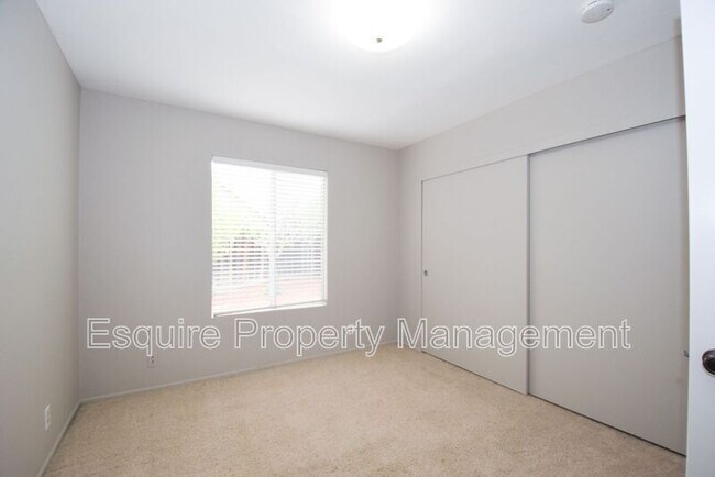 Building Photo - 887 Yearling Ct