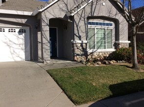 Building Photo - 3 bedroom 2 bath 1612 sq ft home located in Yuba City