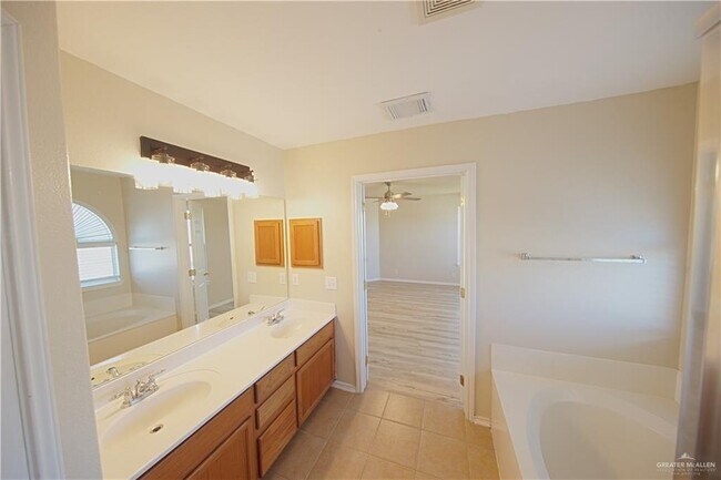 Building Photo - 27 Fern Ave