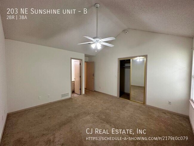 Building Photo - 203 NE Sunshine St