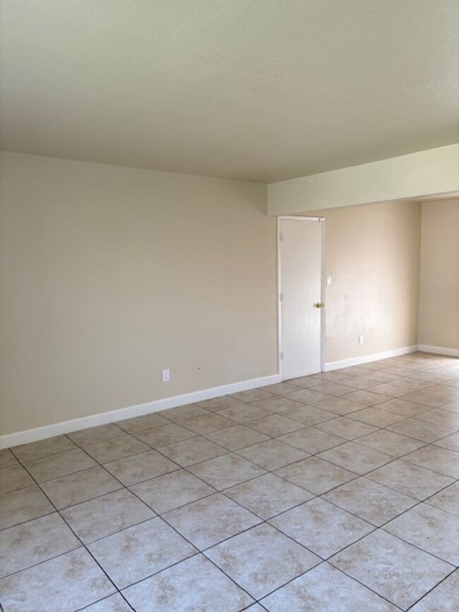 Building Photo - Single story, 3 bed 1.5 bath home.