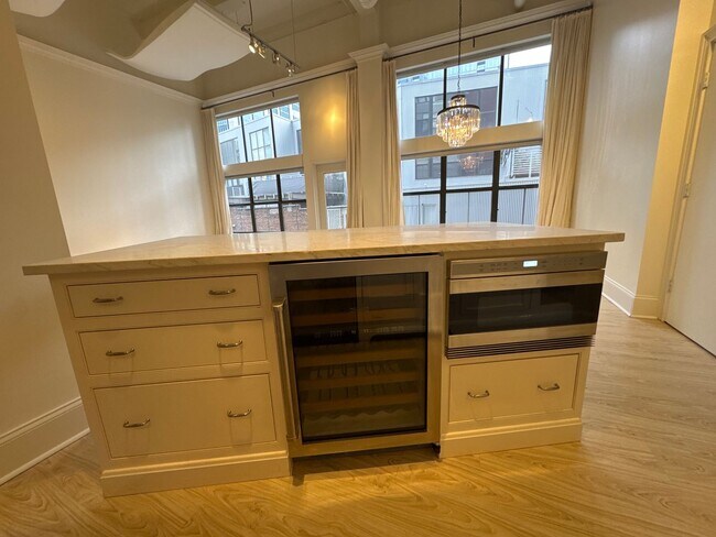 Building Photo - Iconic Kress Building 2BR Condo with Parking & Sound Panels