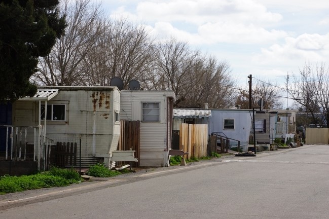 Building Photo - Skylark Mobilehome Park