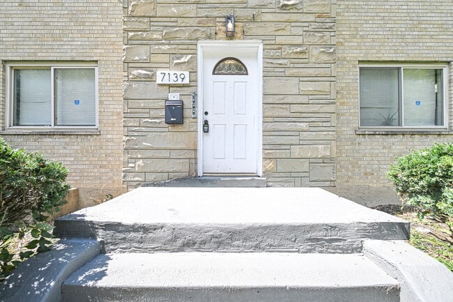 Building Photo - 7139 Eastlawn Dr