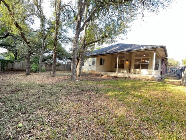 Building Photo - 2204 Zoa Dr