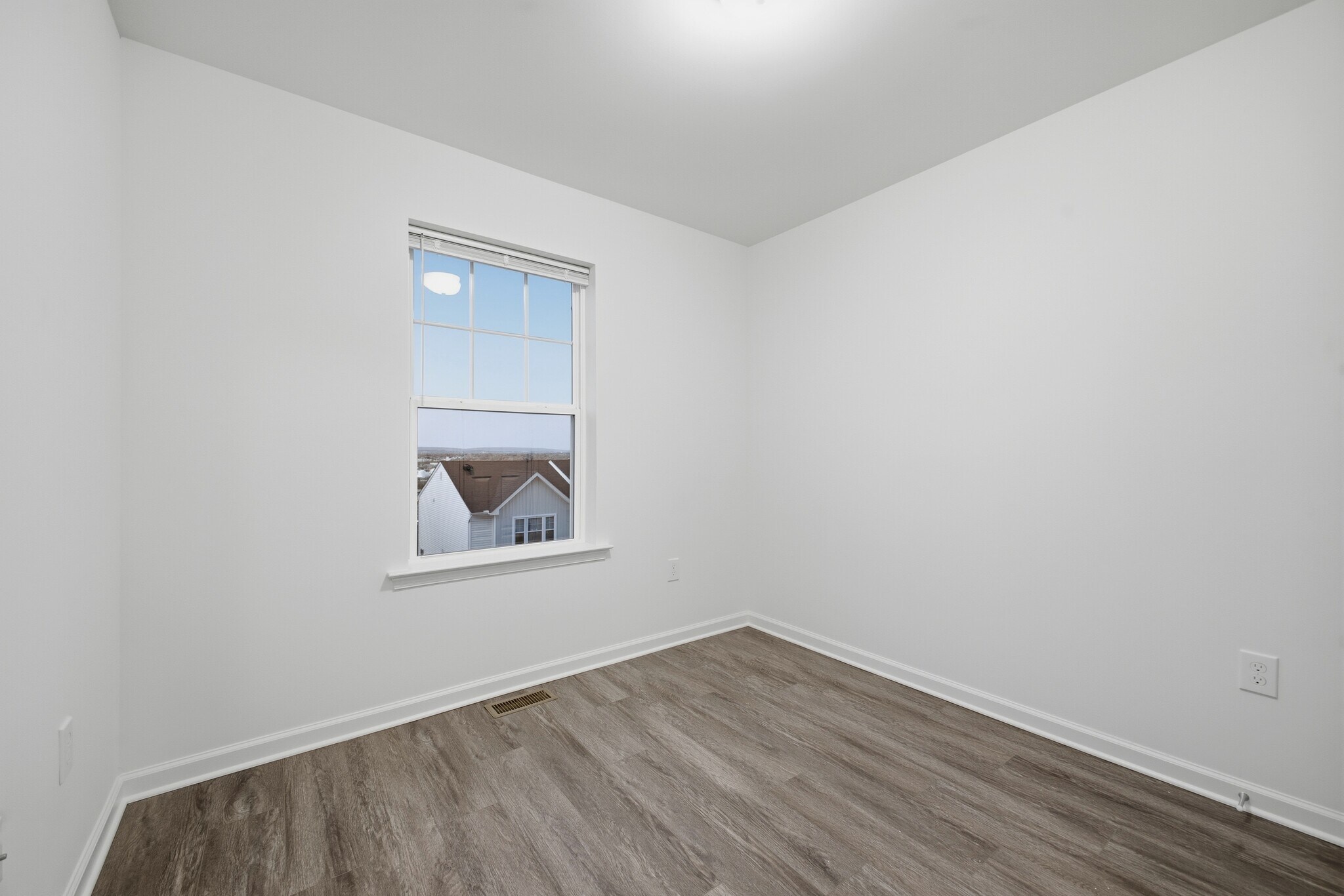 Building Photo - 1250 E 7th St