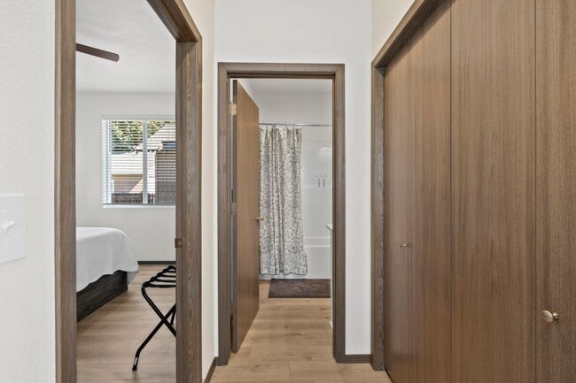 Building Photo - NEWLY RENOVATED 2 BEDROOM HOME.