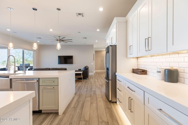 Building Photo - 2252 E South Mountain Ave