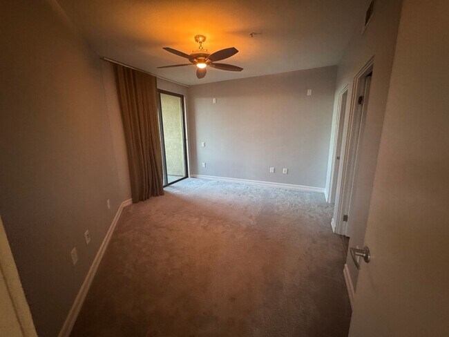 Building Photo - 810 E Palm Canyon Dr