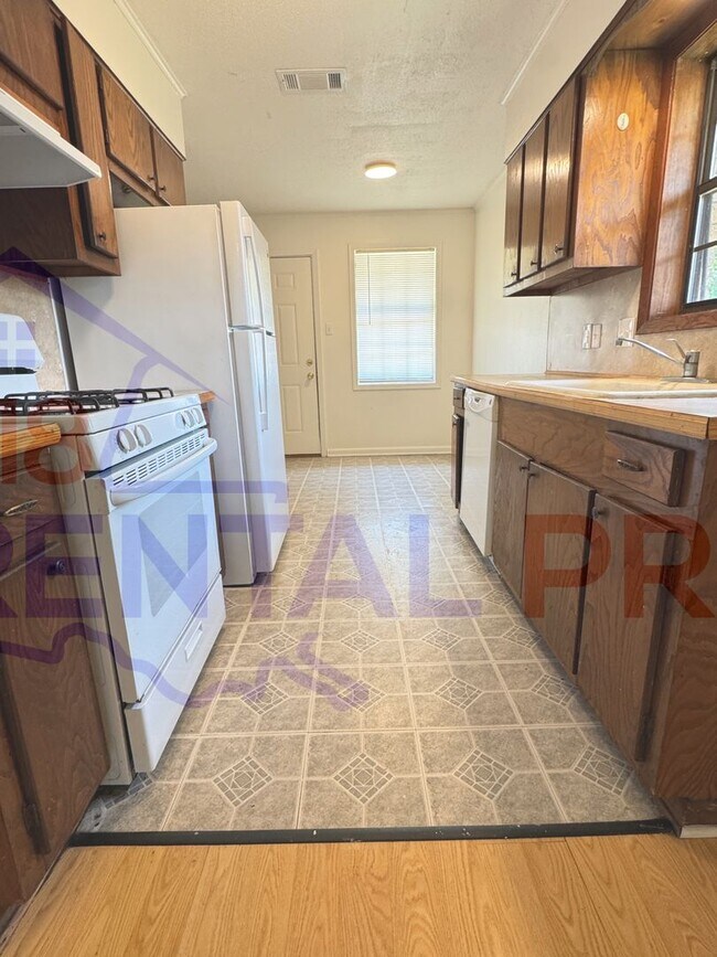 Building Photo - 106/108 Debra Ln