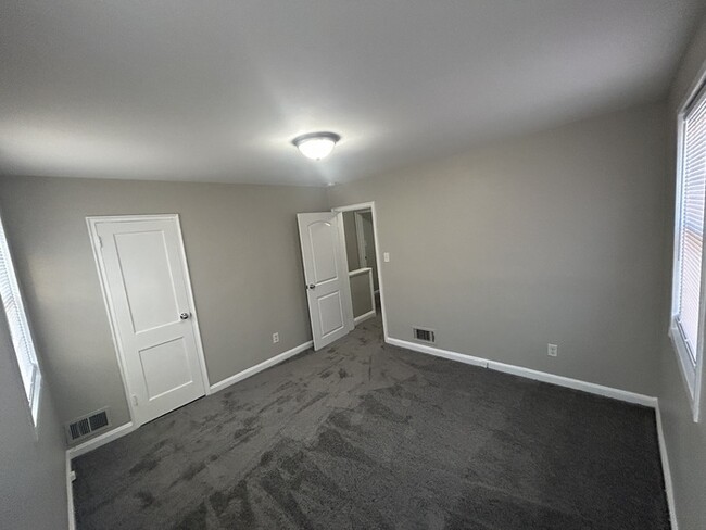 Building Photo - 3 Bedroom SemiDetached home