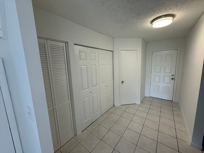 Building Photo - 3733 Carambola Cir N