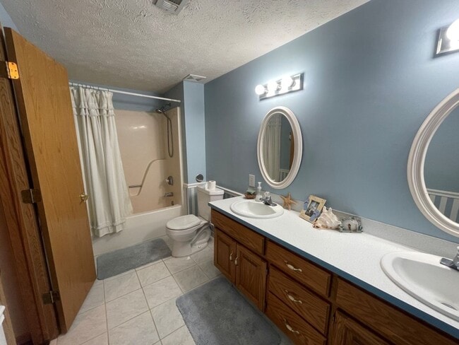 Building Photo - Home For Rent Bellevue.