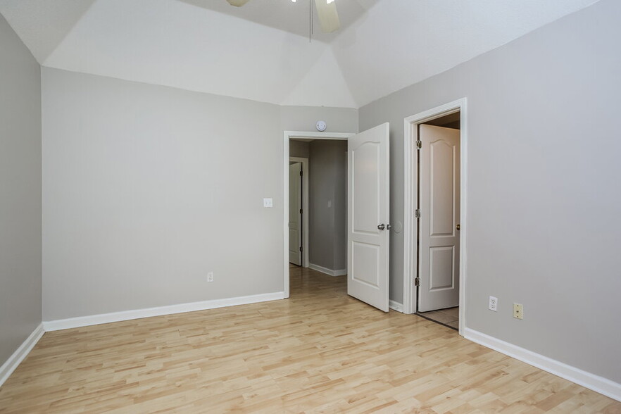 Building Photo - 1301 Custer Dr E