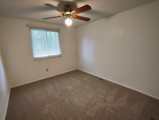 Building Photo - Beautiful Townhome located in Quail Hollow!