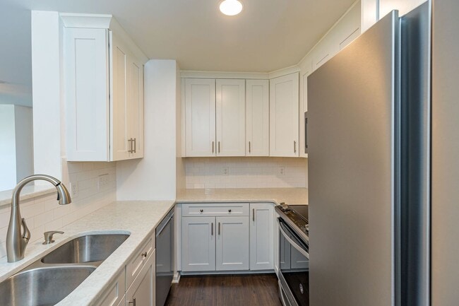 Building Photo - Gorgeous modern Main Level 2 bedroom 2 bath condo in SW Greensboro off W. Wendover.