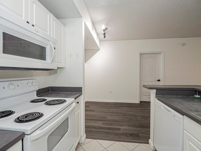 Building Photo - 5090 Fairways Cir