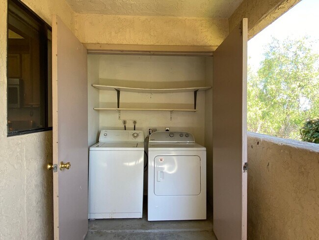 Building Photo - 2 Bedroom, 2 Bath, Downstairs Condo!