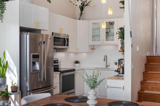 Building Photo - Mercer Island Condo
