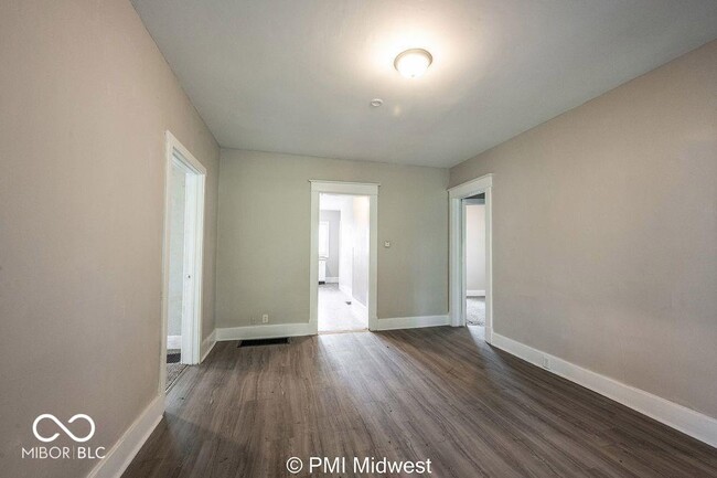 Building Photo - 130 N Gladstone Ave