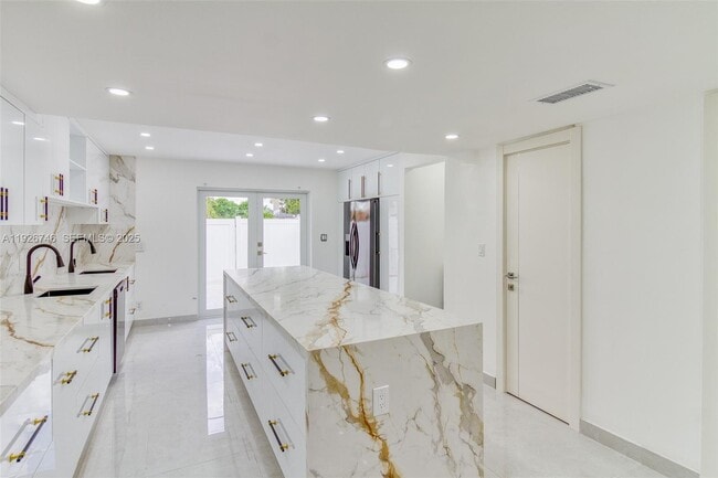 Building Photo - 5235 SW 40th Ave