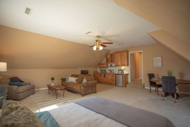 Building Photo - "Charming 4-Bedroom Retreat with Guest Suite & 3 Baths in Murfreesboro!"
