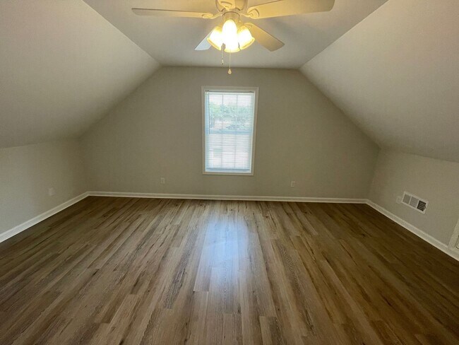Building Photo - 5 Bed Home Available August 2026!