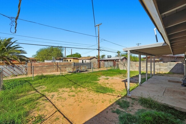 Building Photo - Pending/ Rented - Beautifully Remodeled Home in a Central Tucson Location!